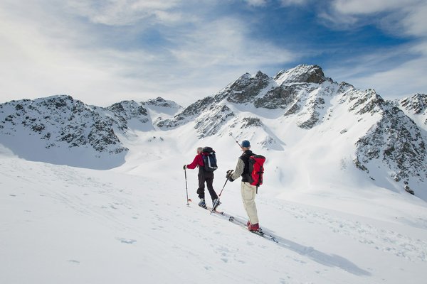 Quels sont les meilleurs itinéraires pour une randonnée en raquettes dans les montagnes des Alpes, France?